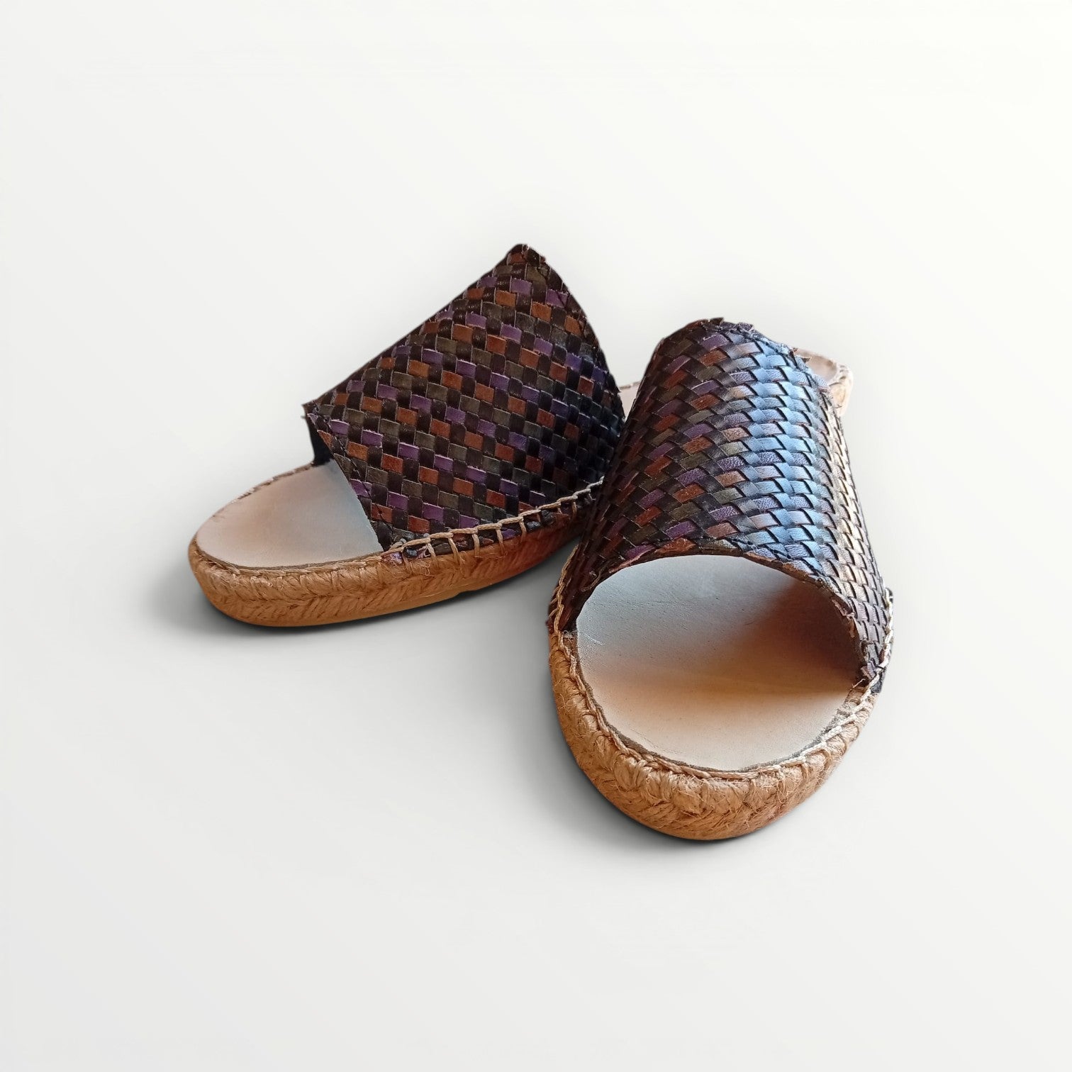 Sandalias de Piel con Trenzado Mallorquín Artesanal – Multicolor